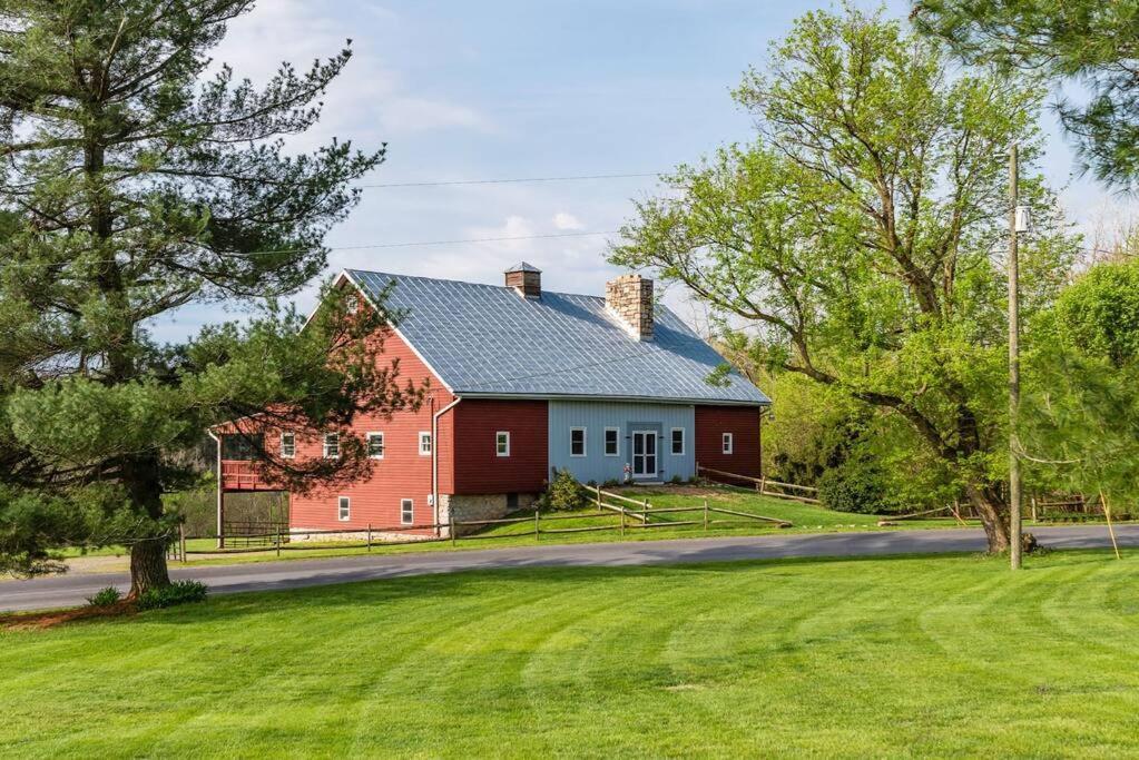 The Barn At Evermore: Riverfront Retreat W/Hot Tub Luray Exterior photo