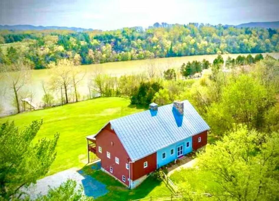 The Barn At Evermore: Riverfront Retreat W/Hot Tub Luray Exterior photo