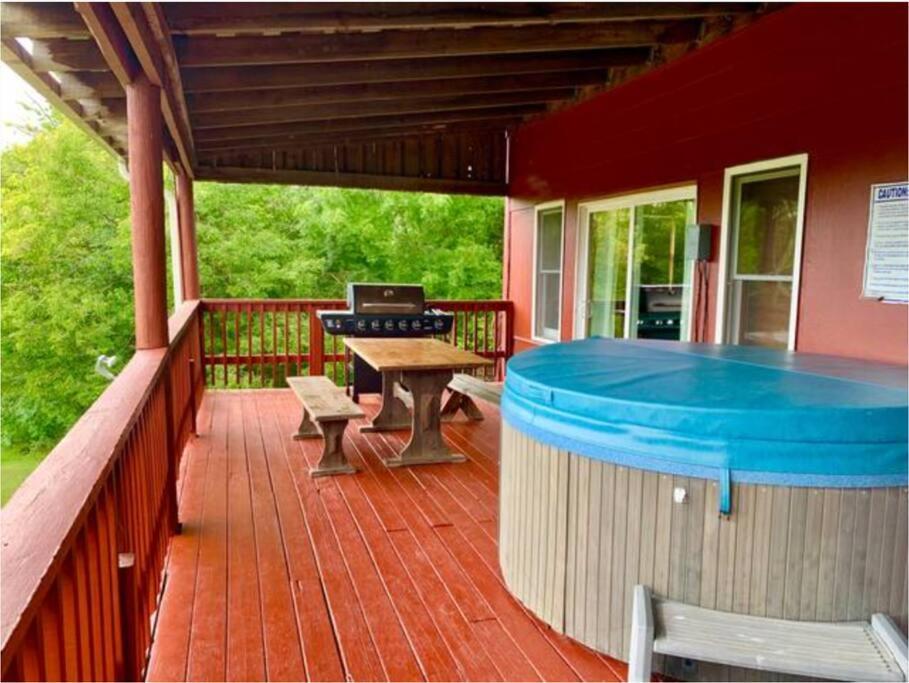 The Barn At Evermore: Riverfront Retreat W/Hot Tub Luray Exterior photo