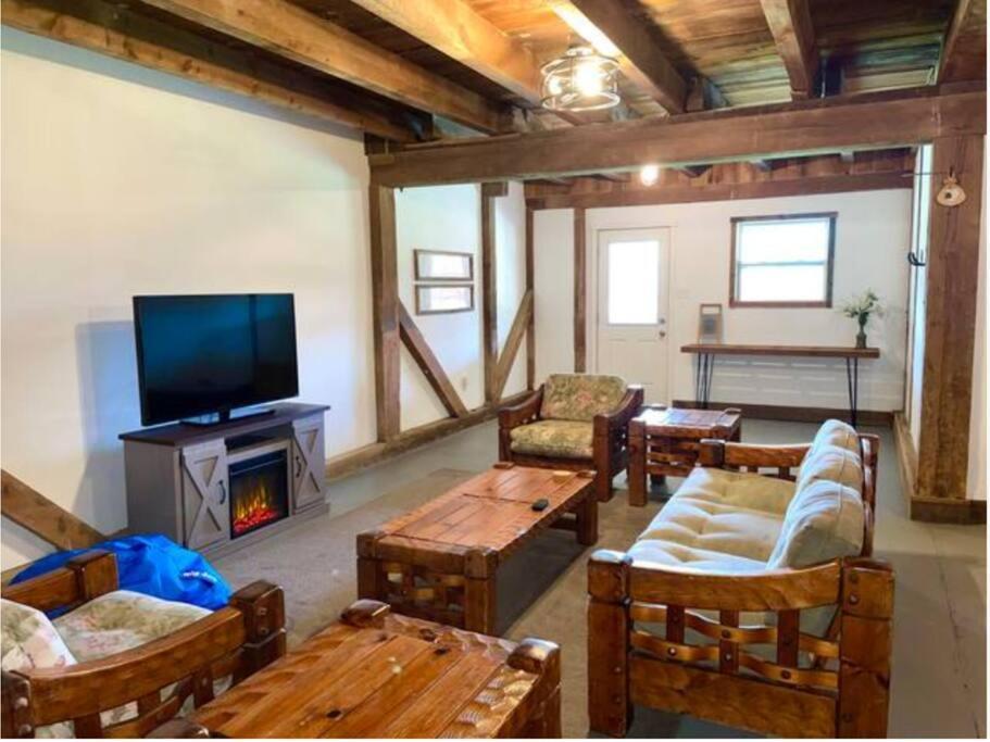 The Barn At Evermore: Riverfront Retreat W/Hot Tub Luray Exterior photo
