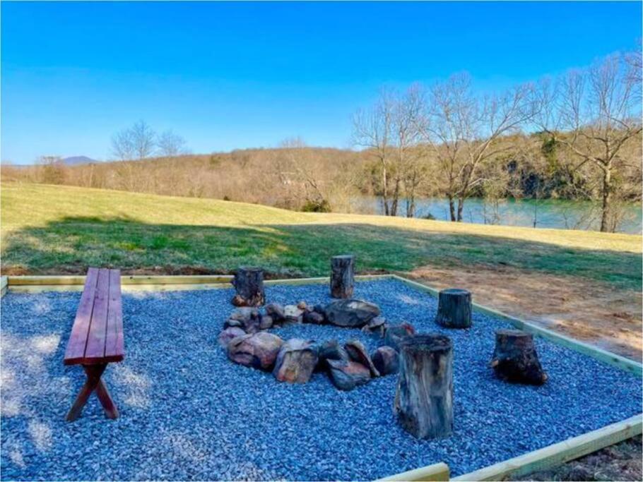 The Barn At Evermore: Riverfront Retreat W/Hot Tub Luray Exterior photo